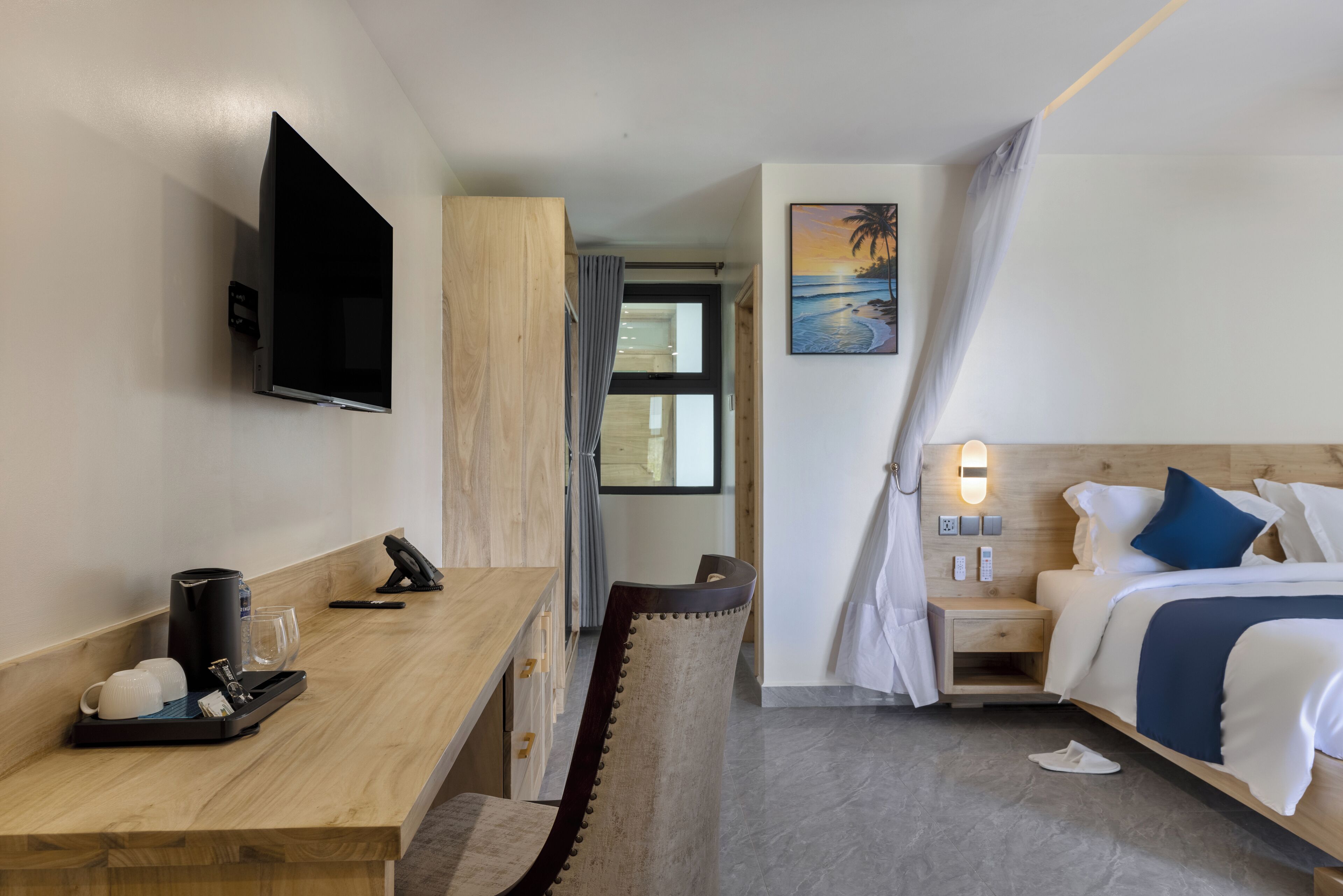 Een minibar, een kluis op de kamer, een bureau, een laptopwerkplek