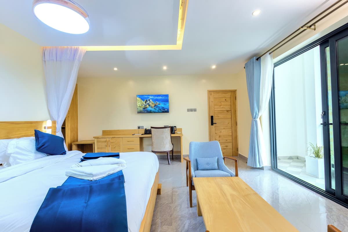 Standard Room, Balcony, Garden View | Minibar, in-room safe, desk, laptop workspace