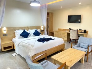 خزنة داخل الغرفة ومكتب ومساحة عمل للكمبيوتر المحمول وواي فاي مجانًا