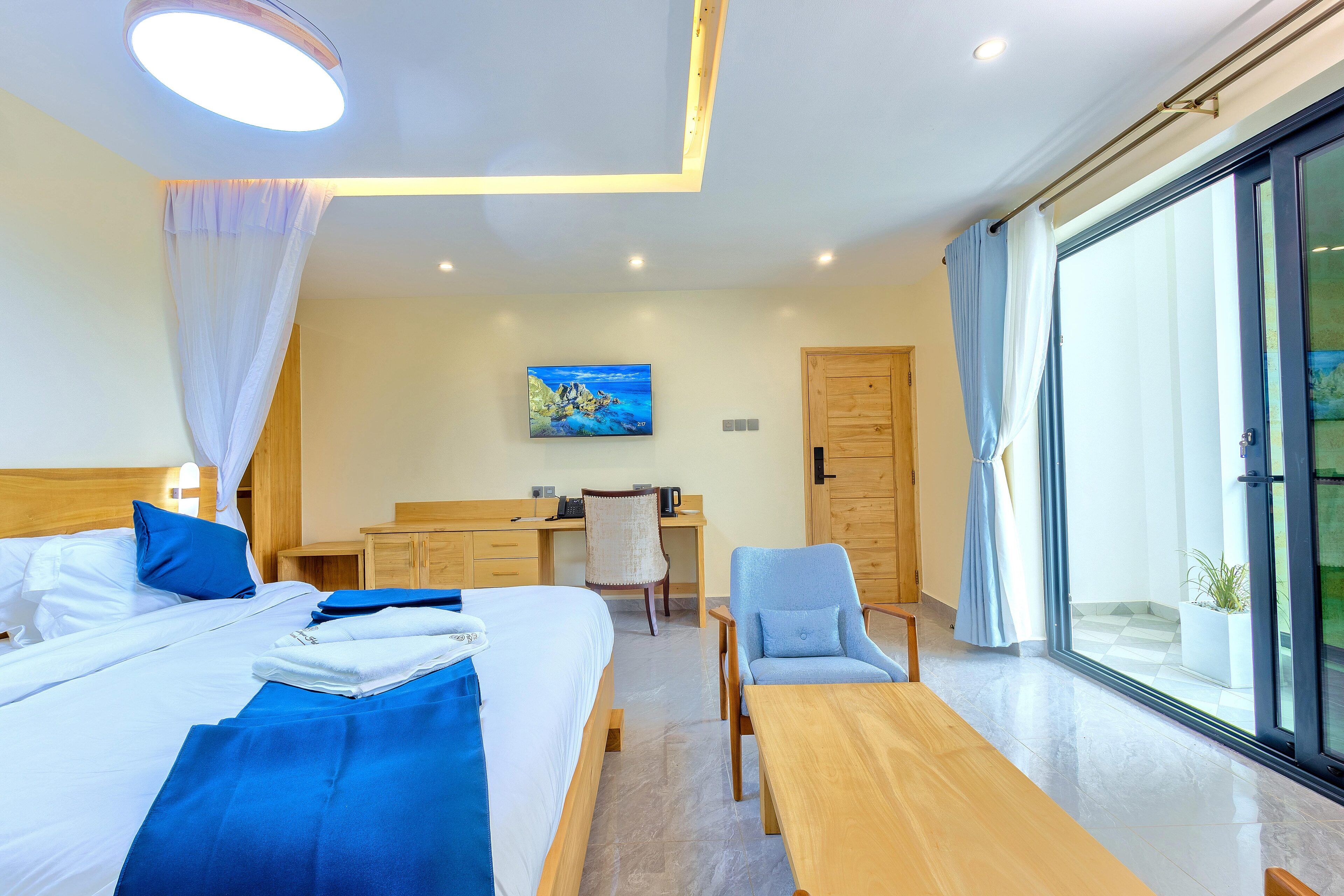 Minibar, pengeskab på værelset, skrivebord