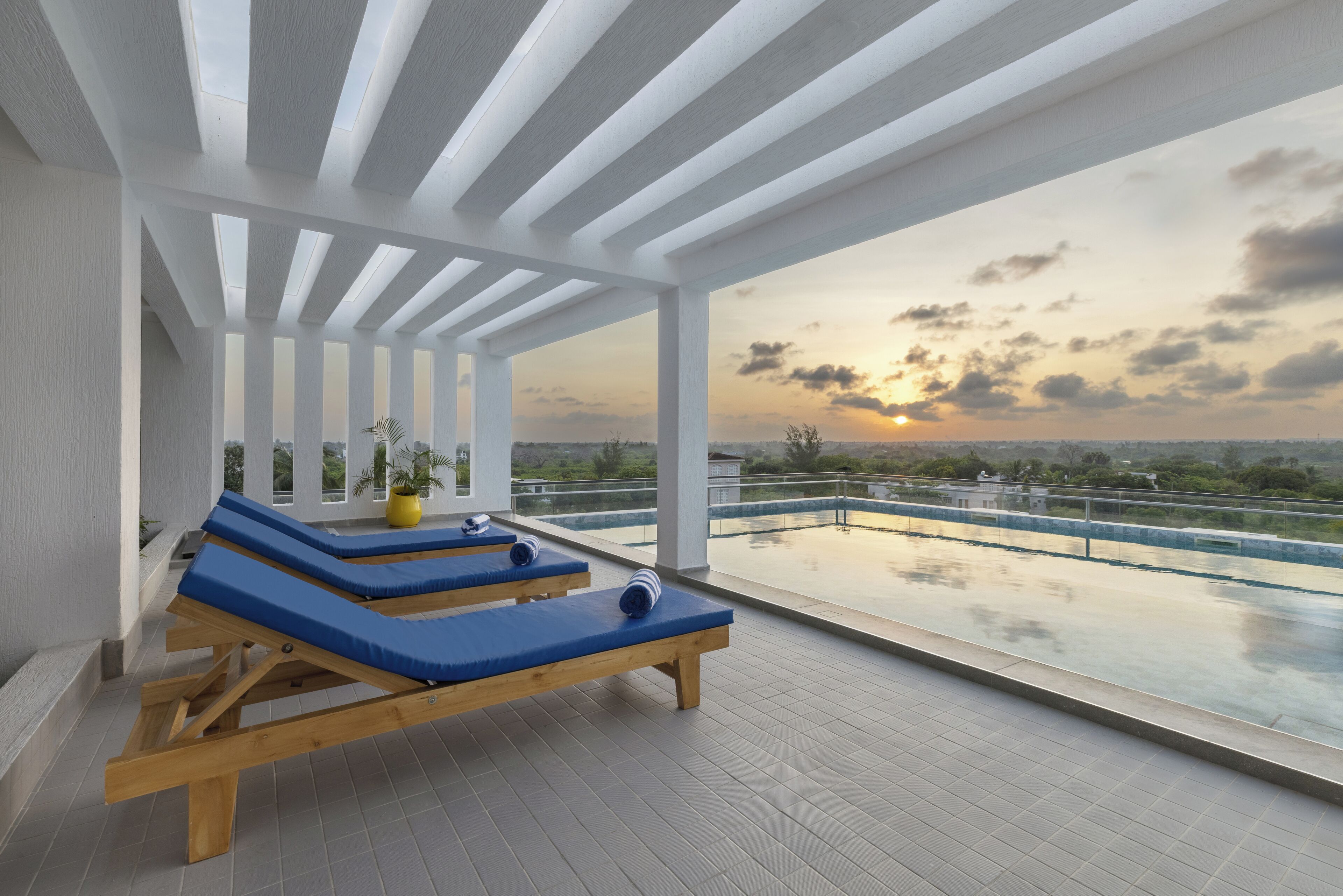 Una piscina al aire libre