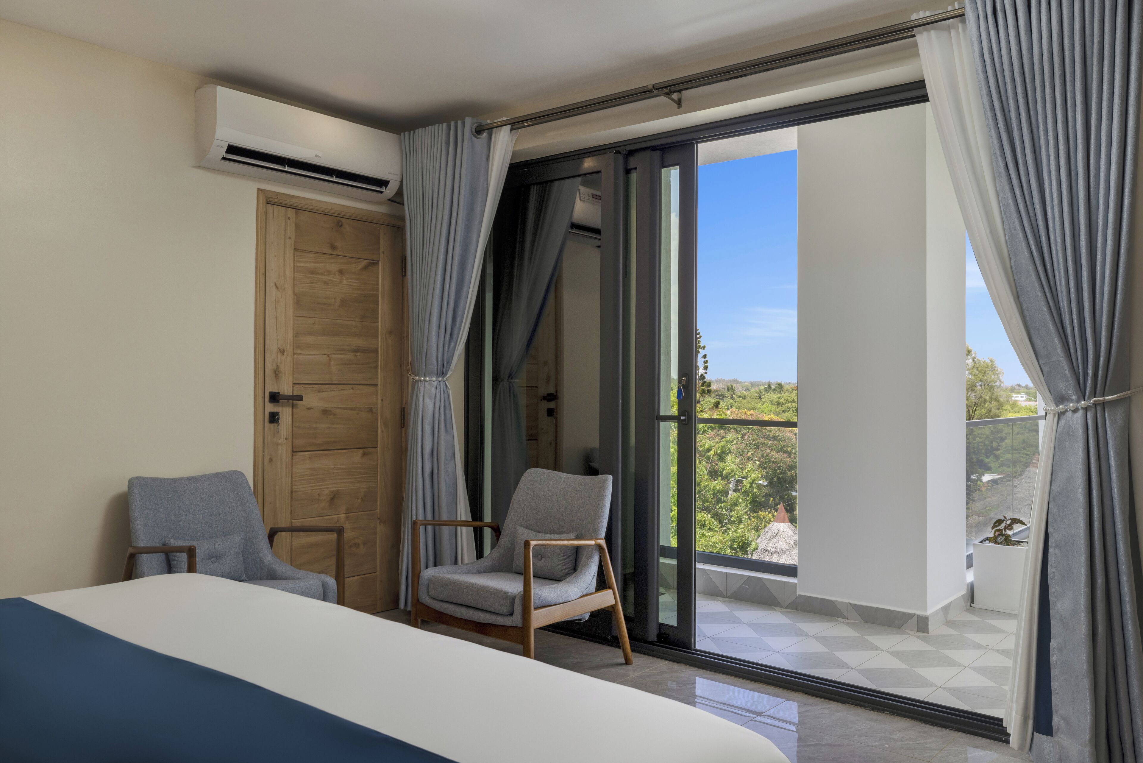 Minibar, caja de seguridad en la habitación y escritorio 