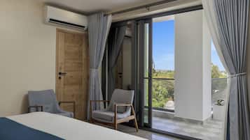 Caja de seguridad en la habitación y escritorio