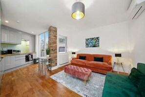 Living area - Flat 1 Victoria Grove (London)