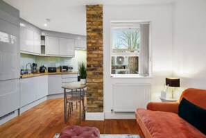 Living area - Flat 1 Victoria Grove (London)