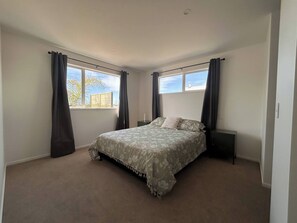 Silitysrauta/-lauta, Wi-Fi, vuodevaatteet