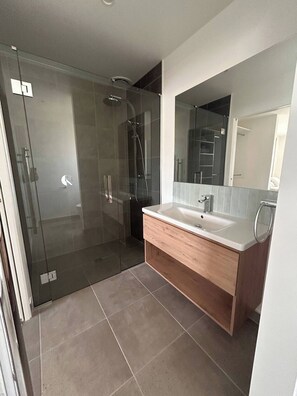 Suihku, hiustenkuivaaja, pyyhkeet, saippua