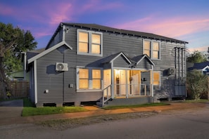 Exterior - Spacious 2BR Downtown Houston – Wi‑Fi & Parking - Holiday Home (Houston)