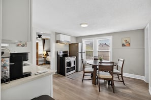 Dining - Spacious 2BR Downtown Houston – Wi‑Fi & Parking - Holiday Home (Houston)