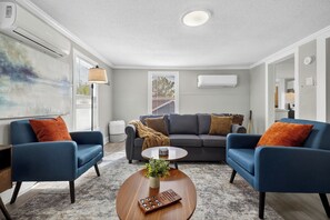 Smart TV, table football - Spacious 2BR Downtown Houston – Wi‑Fi & Parking - Holiday Home (Houston)