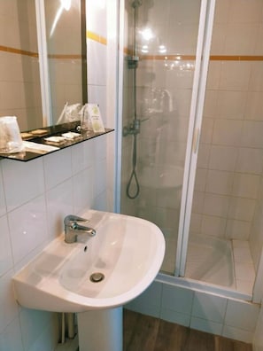 Bathroom - Hôtel restaurant l'Eolienne (Rouxmesnil-Bouteilles)