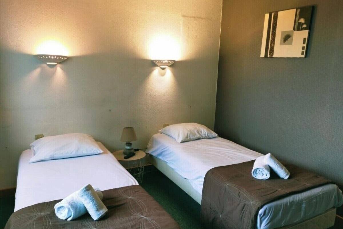 Habitación con 2 camas individuales, vista a la ciudad | Insonorización, wifi gratis y acceso para silla de ruedas