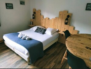 Superior Double Room, City View | Soundproofing, free WiFi, wheelchair access - Hôtel restaurant l'Eolienne (Rouxmesnil-Bouteilles)