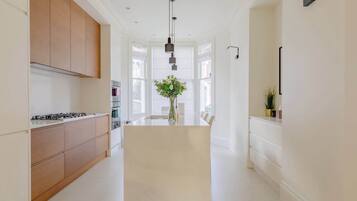 Refrigerador, microondas, horno, placa de cocina