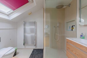 Shower, hair dryer - Impeccably Designed 5BD Family Home in West London (Greater London)