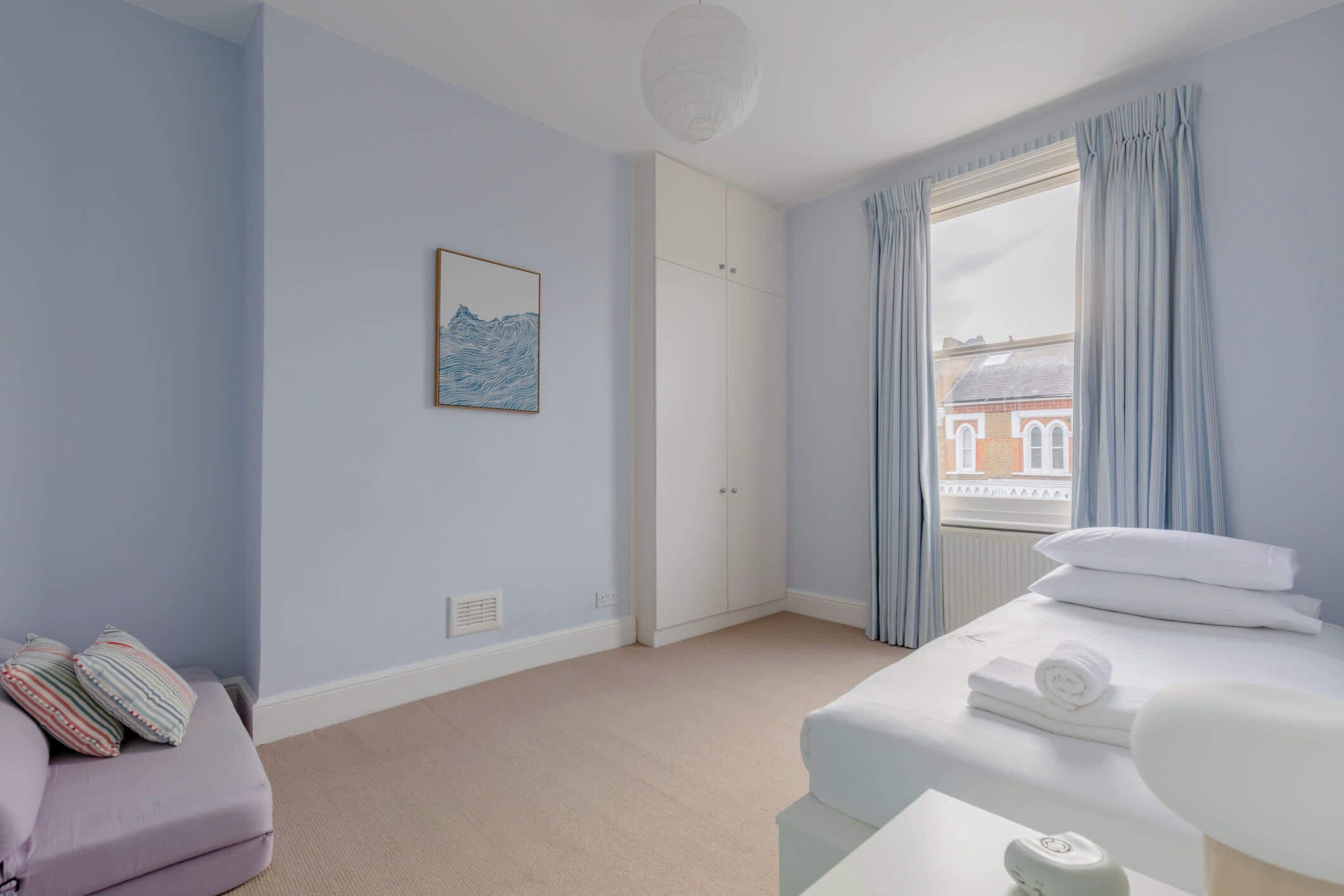 5 slaapkamers, een strijkplank/strijkijzer, internet, beddengoed