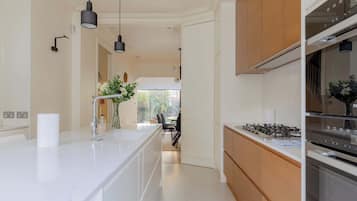 Refrigerador, microondas, horno, placa de cocina