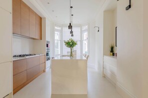 冷蔵庫、電子レンジ、オーブン、コンロ