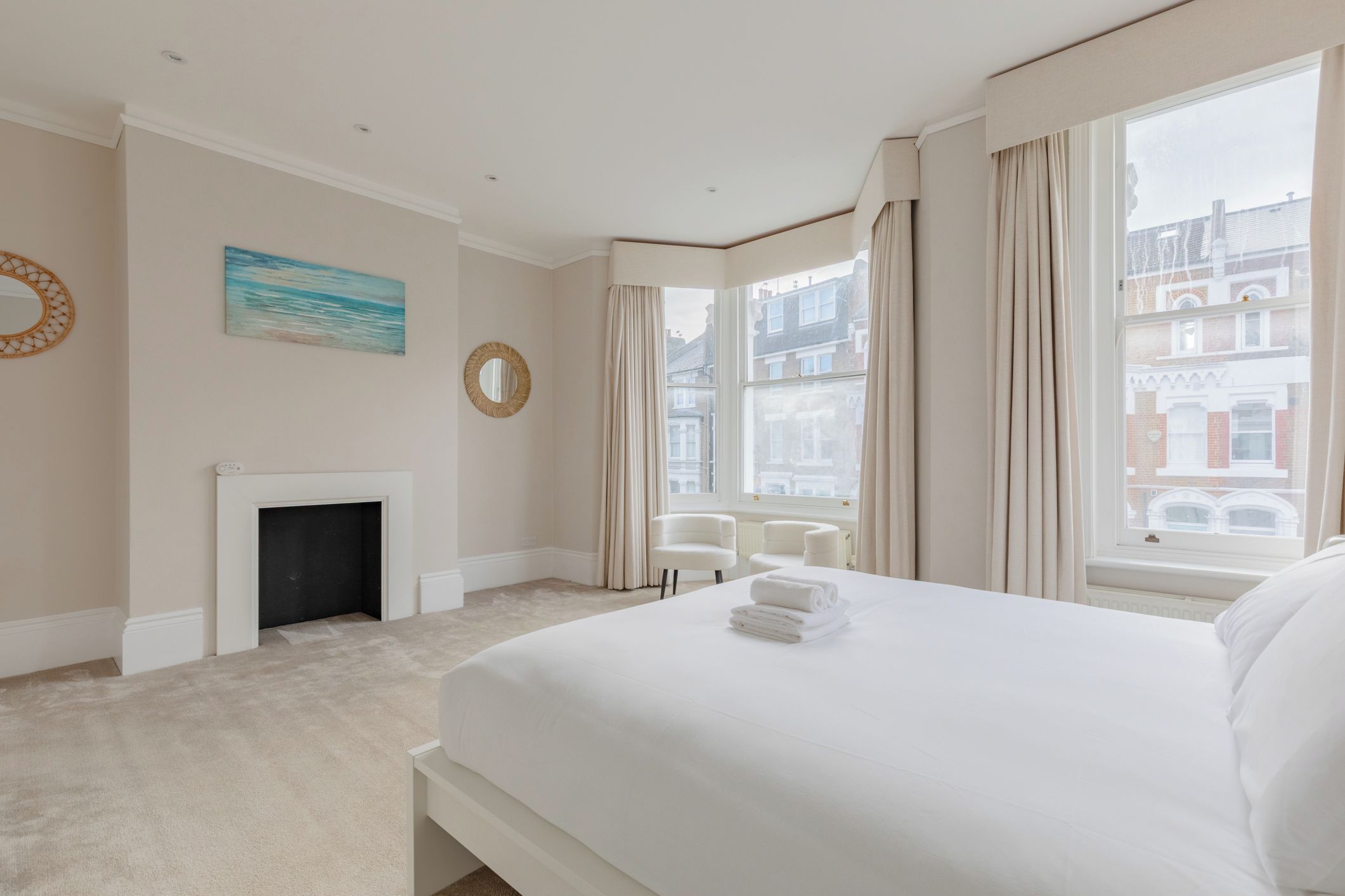 5 bedrooms, iron/ironing board, Internet, bed sheets