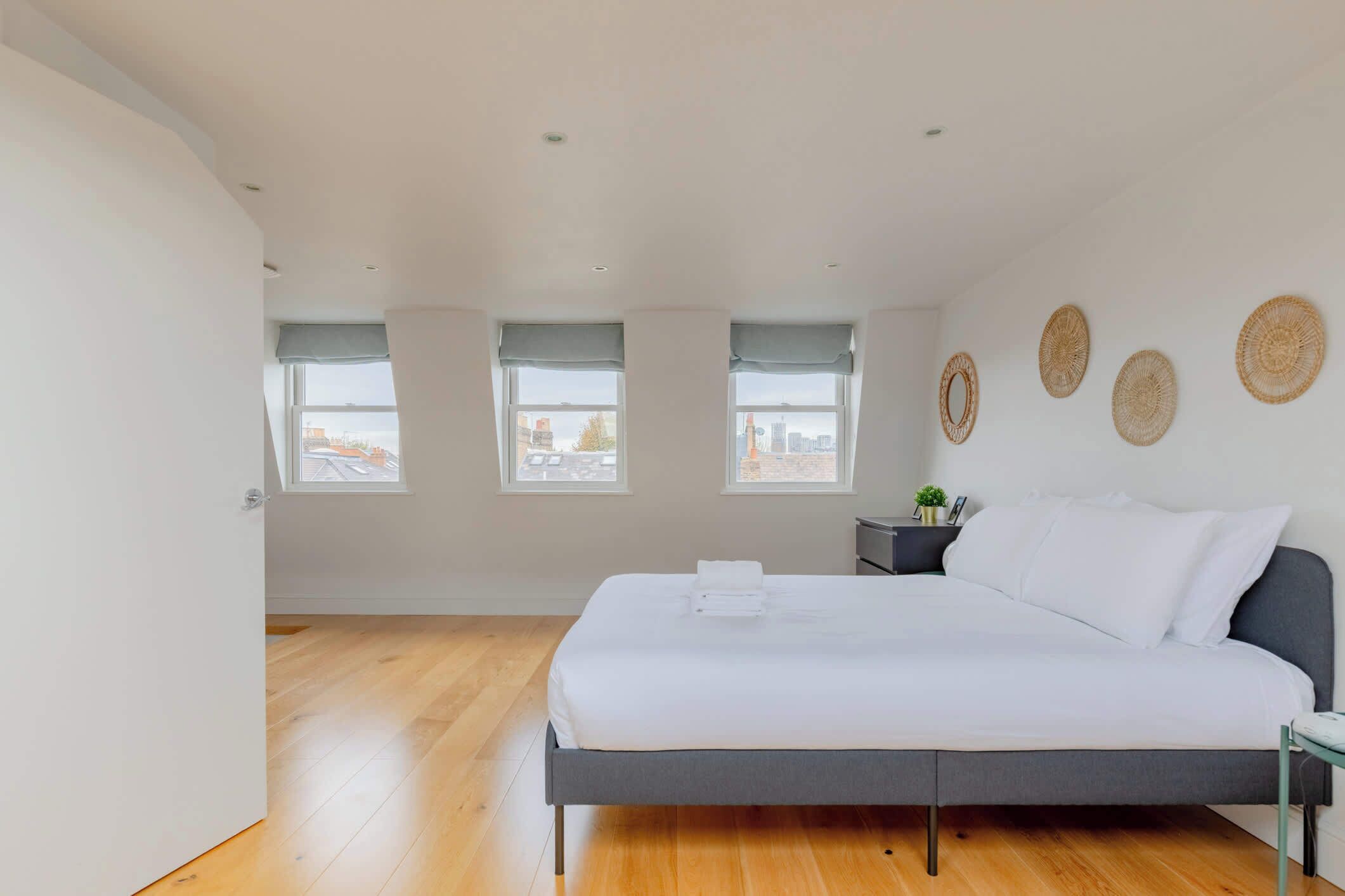 5 bedrooms, iron/ironing board, Internet, bed sheets