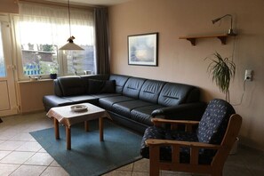 Smart TV, fireplace, DVD player, books - Boddenhaus "Piratenest Darss" by the water with dog (Born am Darss)