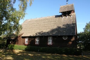 Exterior - Boddenhaus "Piratenest Darss" by the water with dog (Born am Darss)