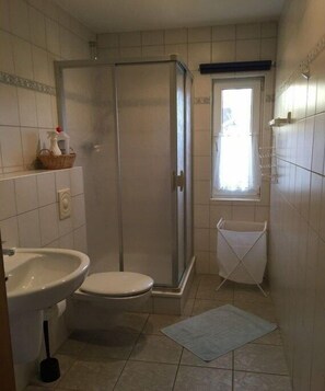 Shower, hair dryer - Boddenhaus "Piratenest Darss" by the water with dog (Born am Darss)