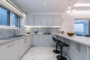 Fridge, microwave, oven, stovetop - Villa Orizzonte- First Floor Apartment (Zakynthos)