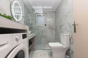 Shower, hair dryer, towels, soap - Villa Orizzonte- First Floor Apartment (Zakynthos)