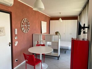 Appartement, patio, vue ville | Chambres insonorisées, Wi-Fi gratuit