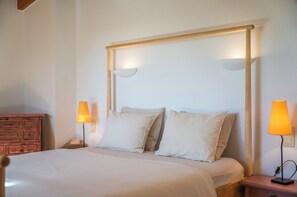 4 bedrooms, desk, iron/ironing board, free WiFi - Villa Delfin, Son Carria-Cala Millor, up to 8 pers./pool/WIFI/garden/beach (Manacor)