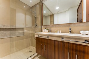 Shower, hair dryer, bidet, towels - High Floor with Direct Burj Khalifa and Fountain Views (Dubai)