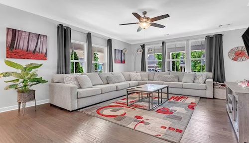 Grey Haven: 5 Star Stay, Grill, Fire Pit & More
home in Franklin, Tennessee