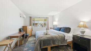 Desk, WiFi, bed sheets