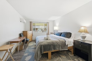 Desk, WiFi, bed sheets