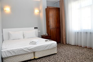 Classic Room, Mountain View | Desk, laptop workspace