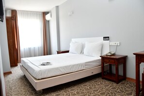 Classic Room, Mountain View | Desk, laptop workspace