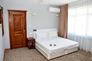 Classic Room, Mountain View | Desk, laptop workspace