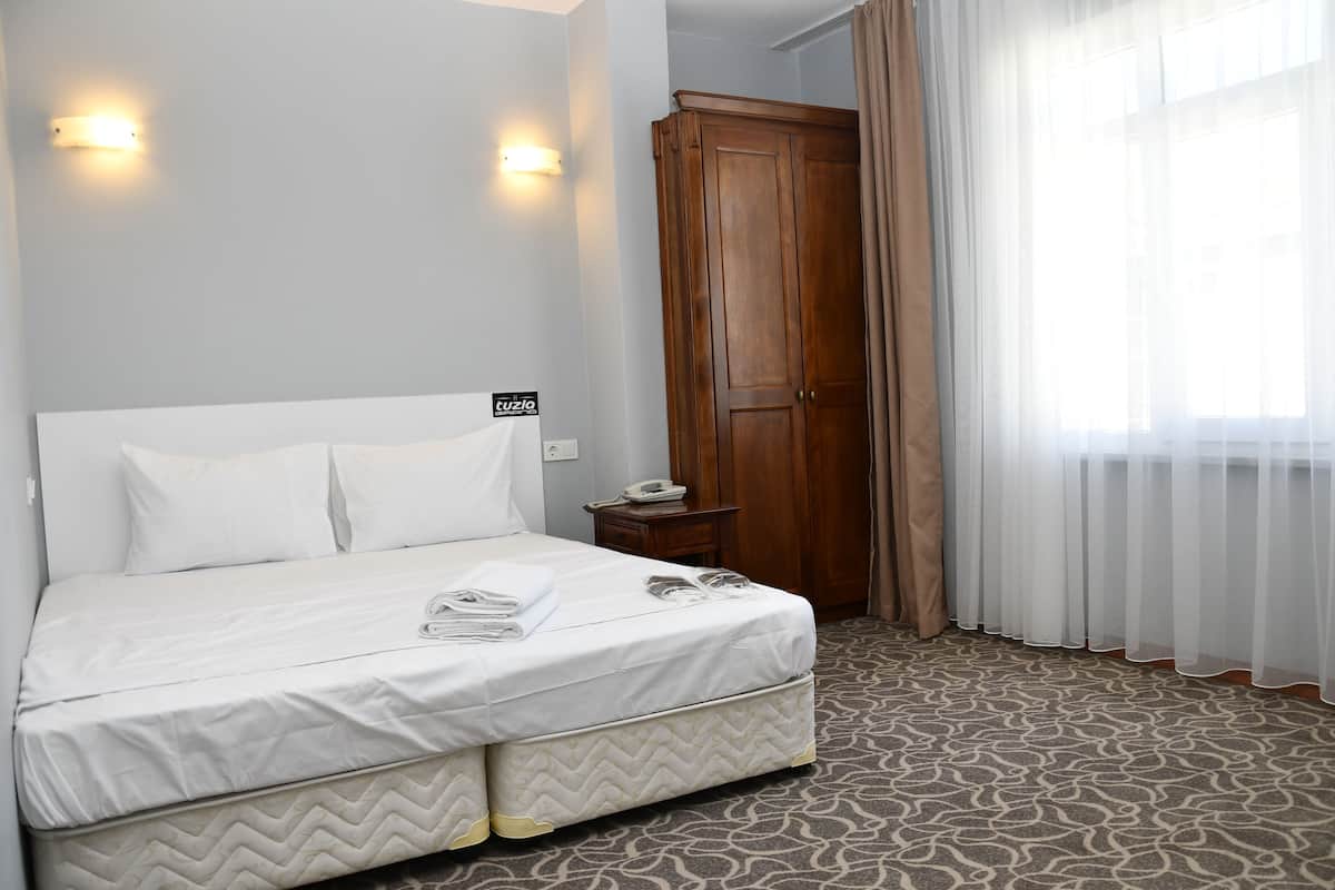 Classic Room, Mountain View | Desk, laptop workspace