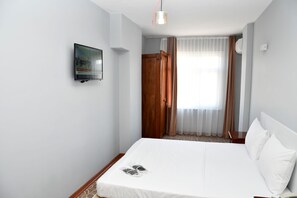 Classic Room, Mountain View | Desk, laptop workspace