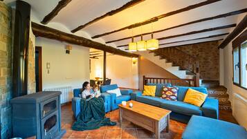 Een televisie en een open haard