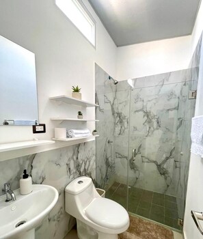 Toallas, jabón, shampoo, papel de baño 
