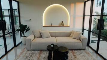 Villa Deluxe, vistas a la piscina | Zona de estar