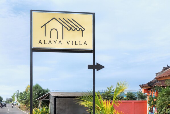 Un panneau indiquant l’emplacement de la villa Alaya, avec une flèche directionnelle.