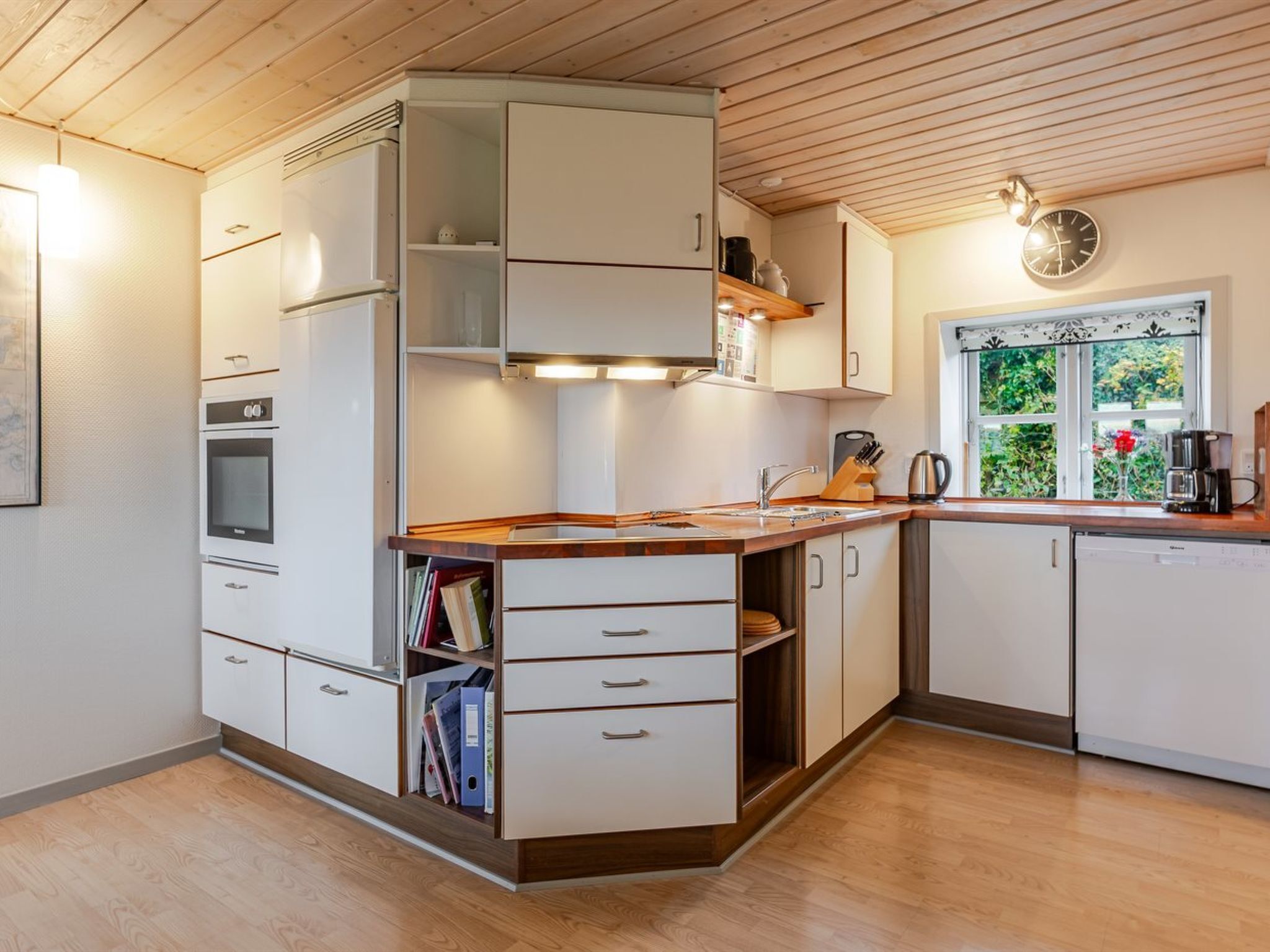 Kühlschrank, Mikrowelle, Geschirrspüler, Kochgeschirr/Geschirr/Besteck