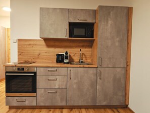 Kühlschrank, Mikrowelle, Herdplatte, Wasserkocher mit Kaffee-/Teezubehör