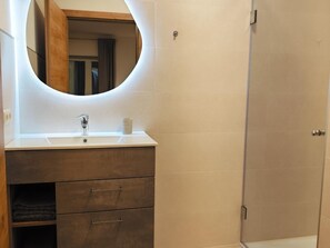 Een haardroger, handdoeken