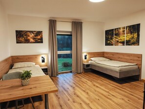 Een bureau, wifi, beddengoed