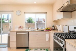 Private kitchen - 洛杉磯陽光四季民宿 (Hacienda Heights)