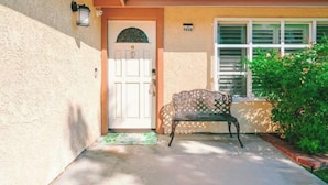 A house with a white door, a number '1928' above the door, and a bench outside. - Beautiful Yard 7 Rooms 4 Bathrooms Near Disneyland (Hacienda Heights)